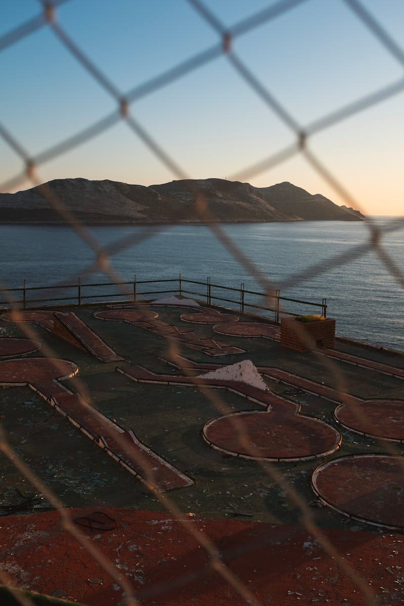 MINI GOLF 9-HOLE COURSE